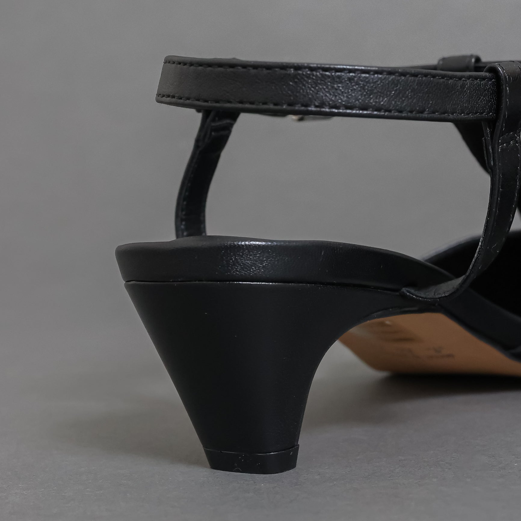 757003 Black